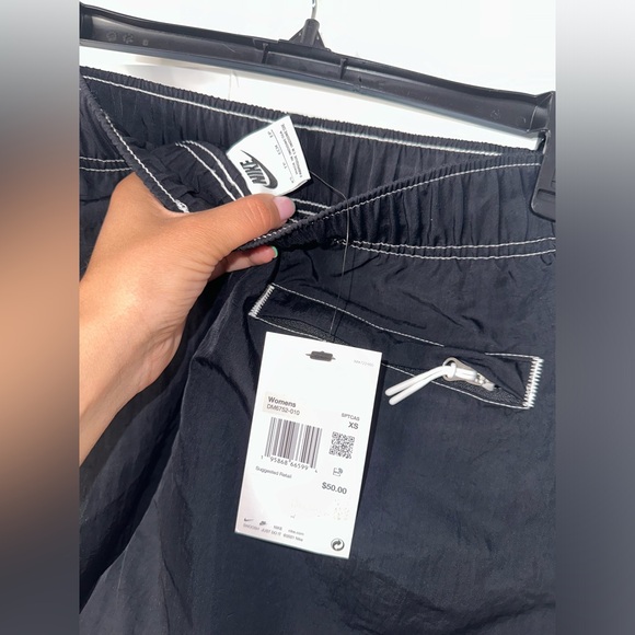 Nike Sportswear Swoosh Women's Woven High-Rise Shorts , Size: XS , Color: BLACK - Picture 5 of 7